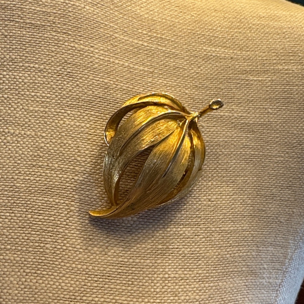 Vintage Gold-toned Leaf Brooch